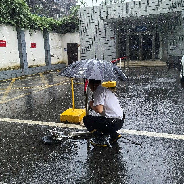 暴雨中的坚守|筑牢安全堤坝，守护家园无恙